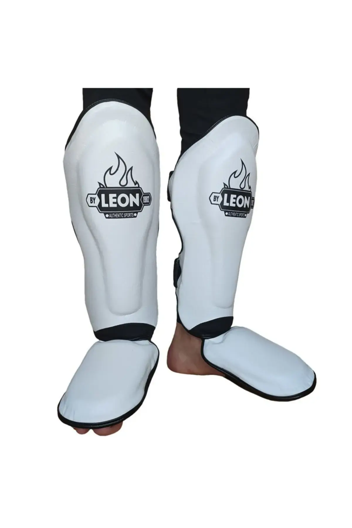 Leon Solid штитник за стапала и потколеници за Muay Thai и кик-бокс во бела боја