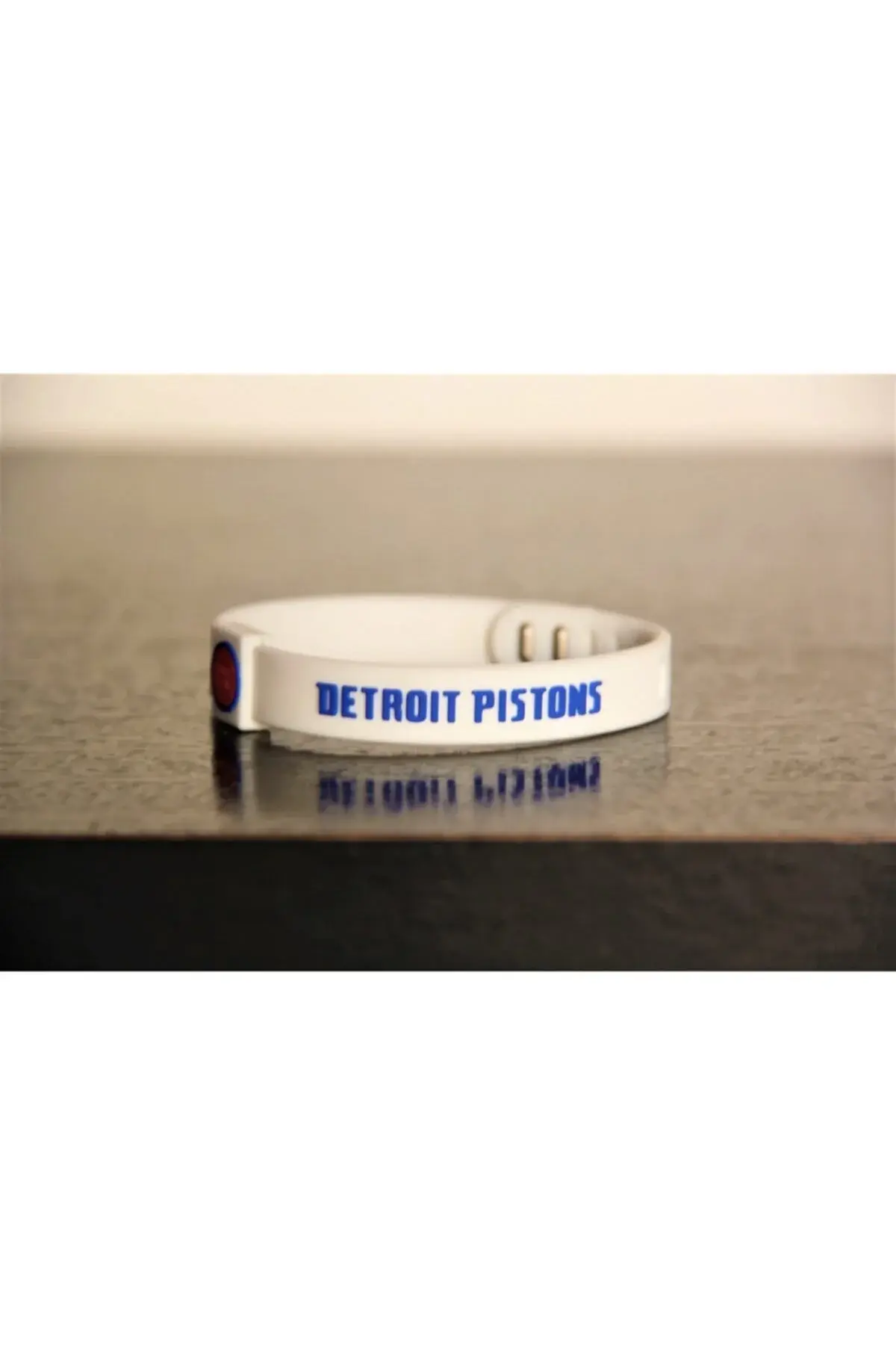 Бела Detroit Pistons прилагодлива кошаркарска нараквица