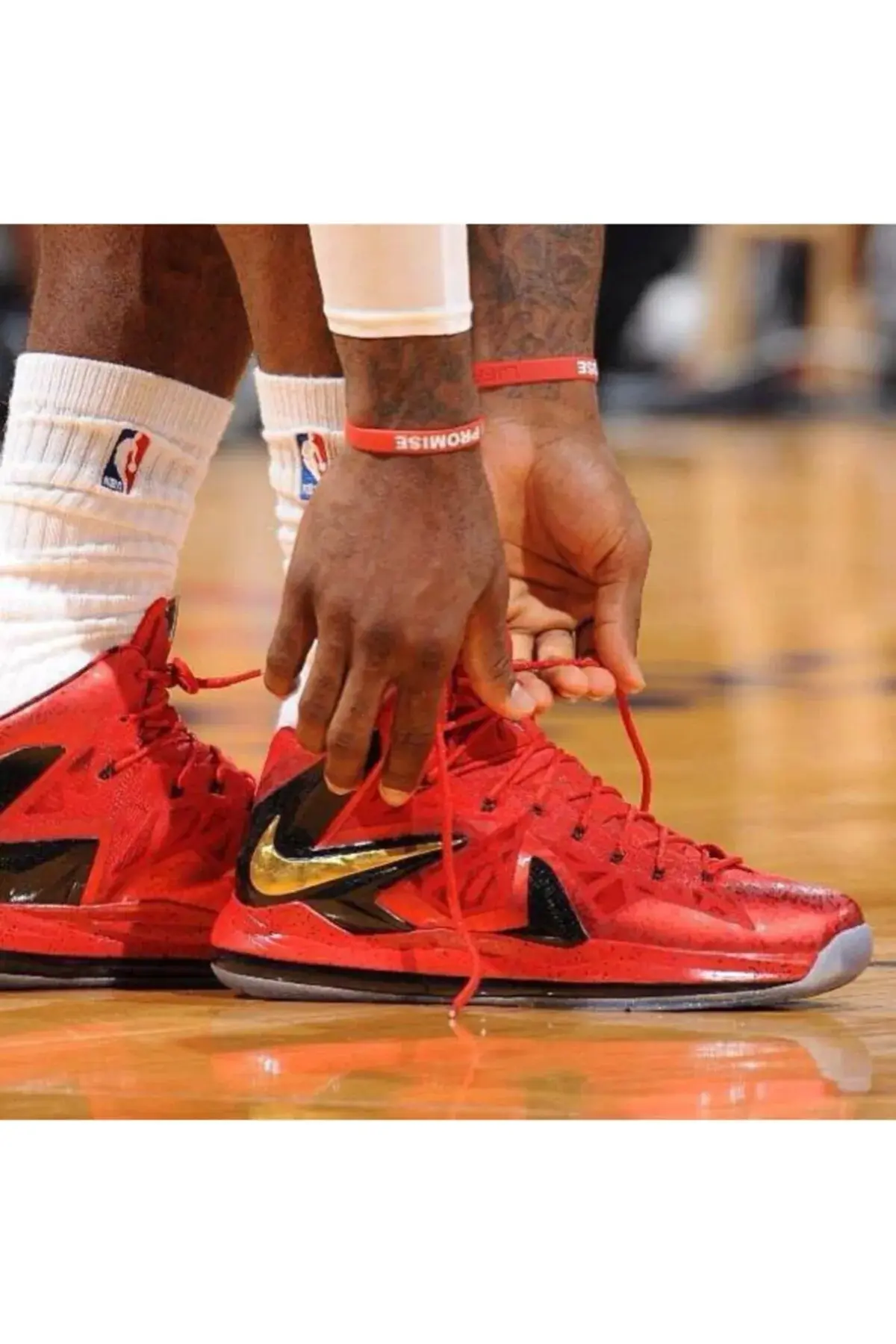 Lebron James црвена нараквица I Promise