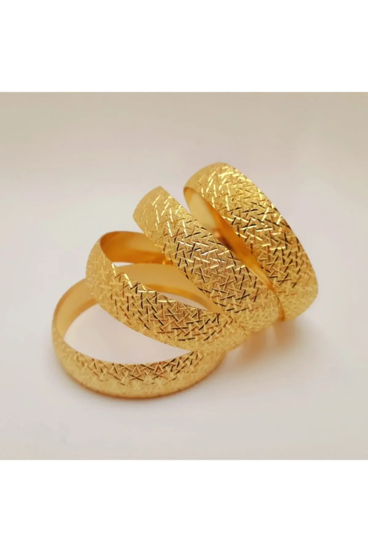Позлатена нараквица од 22 карати со ширина 1.5 cm 0011