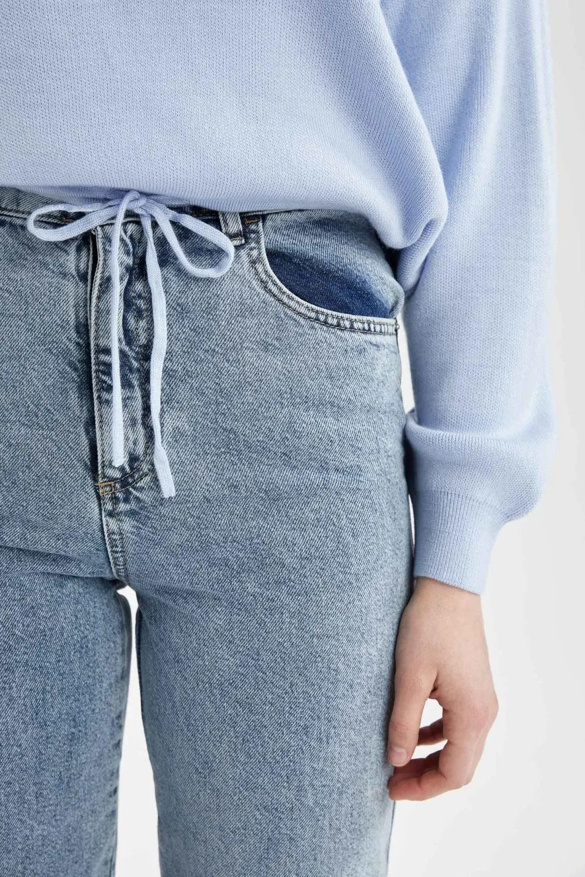 Oversize џемпер со тркалезен изрез