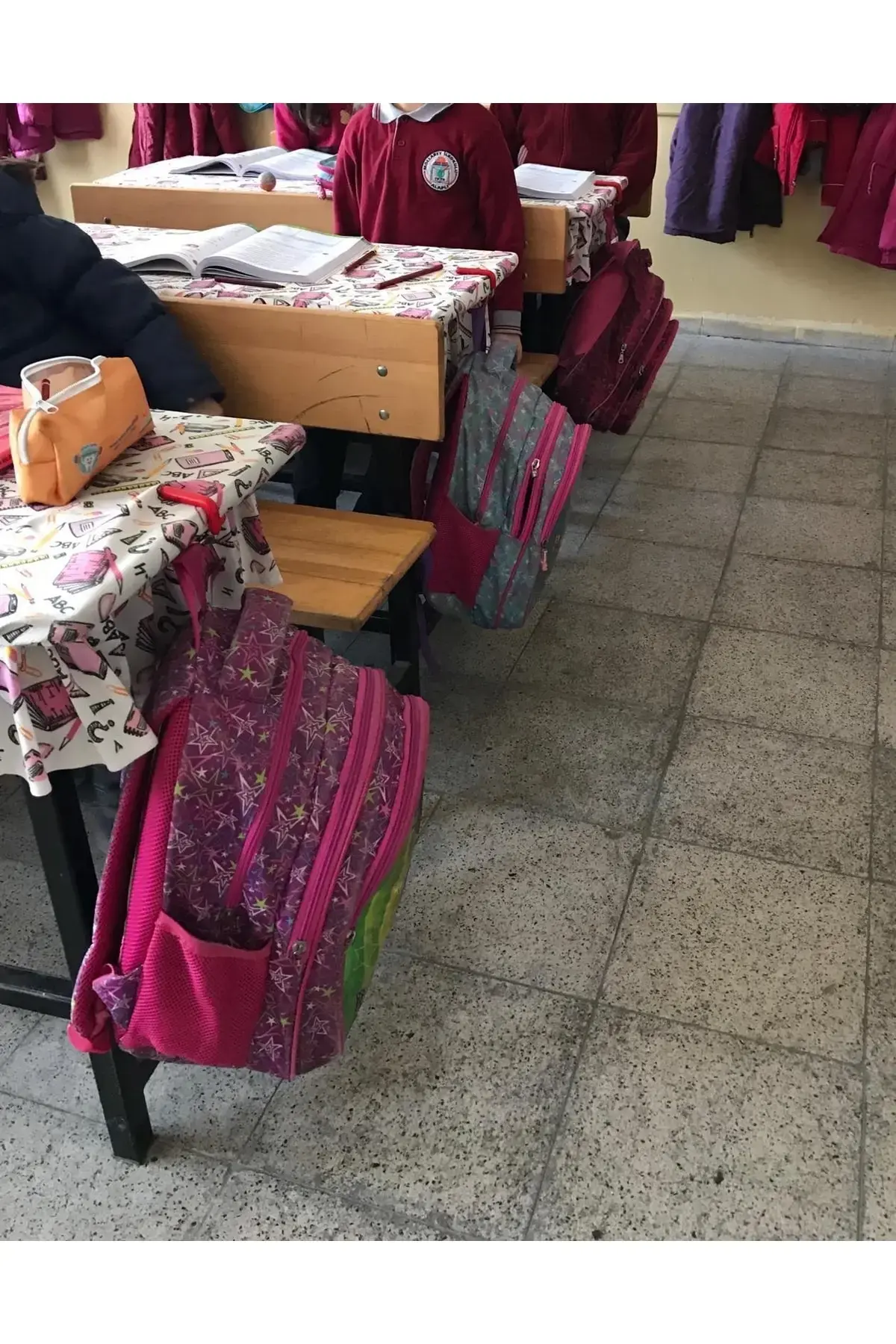 Закачалка со пружина за училишна торба 8 парчиња, закачалка за училишна клупа, организатор за детска училница
