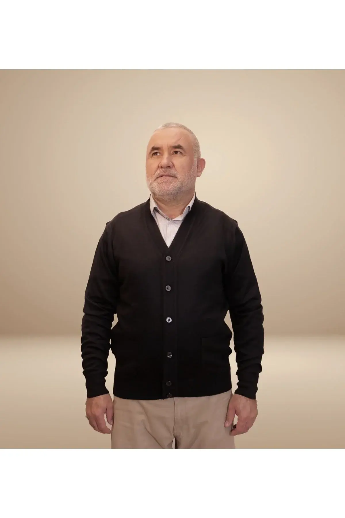 Машки темно син кардиган, елегантен со копчиња напред, класичен со два џеба, удобен крој, тенко волнено плетиво