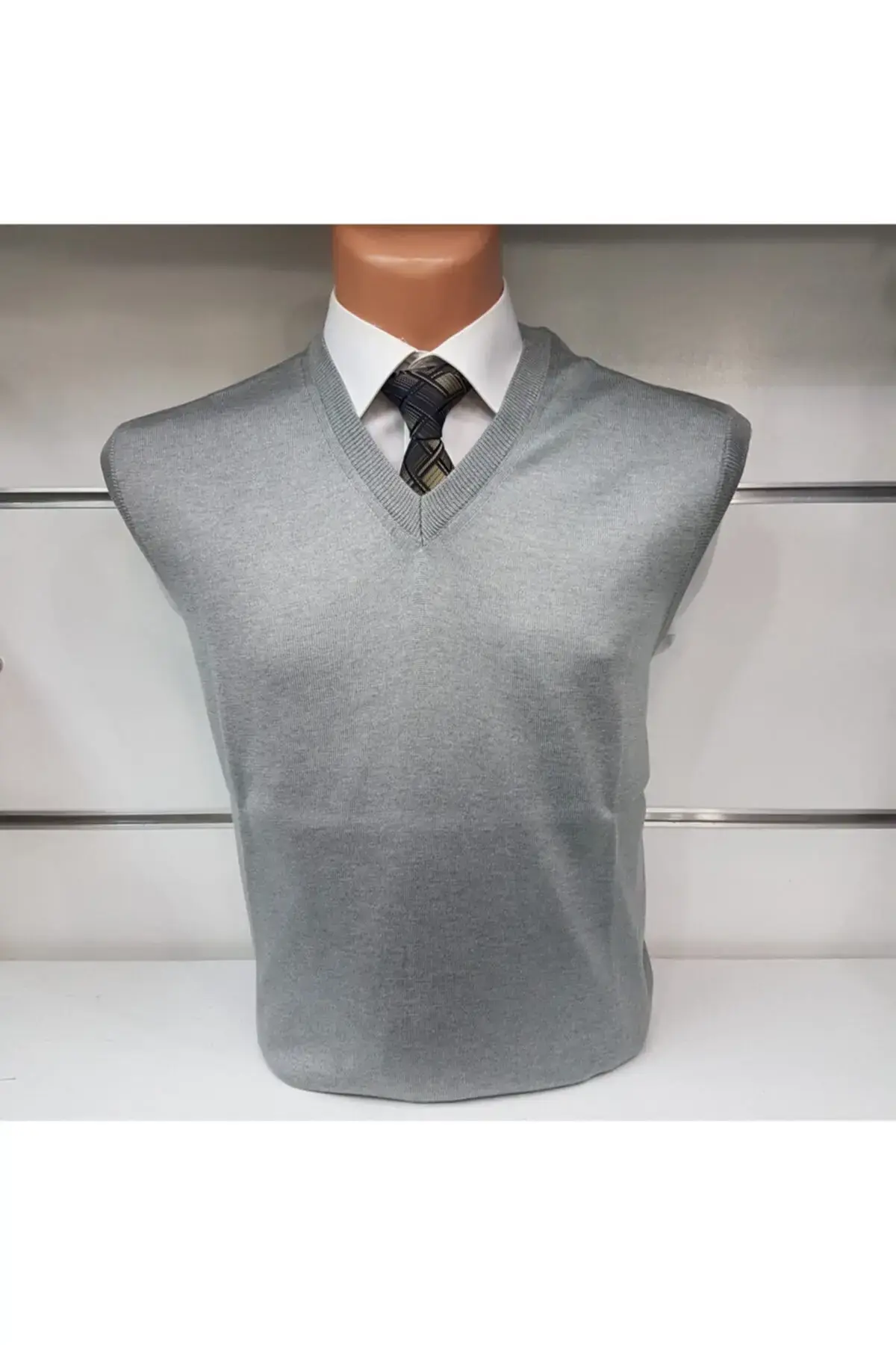 Машки сив џемпер со V-израз