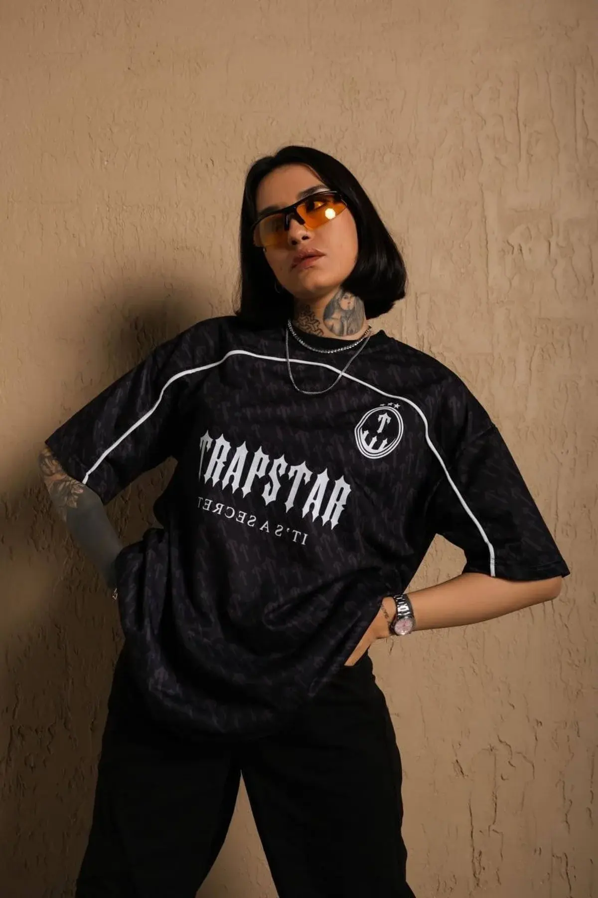 Trapstar црна унисекс преголема маица со дигитален принт