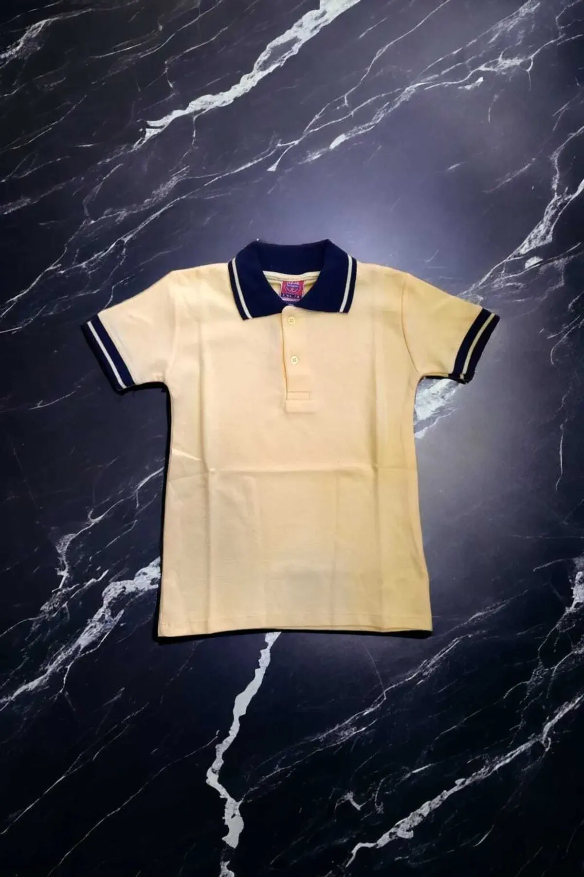 Црна маица со жолта јака на риги и кратки ракави Polo Lacoste